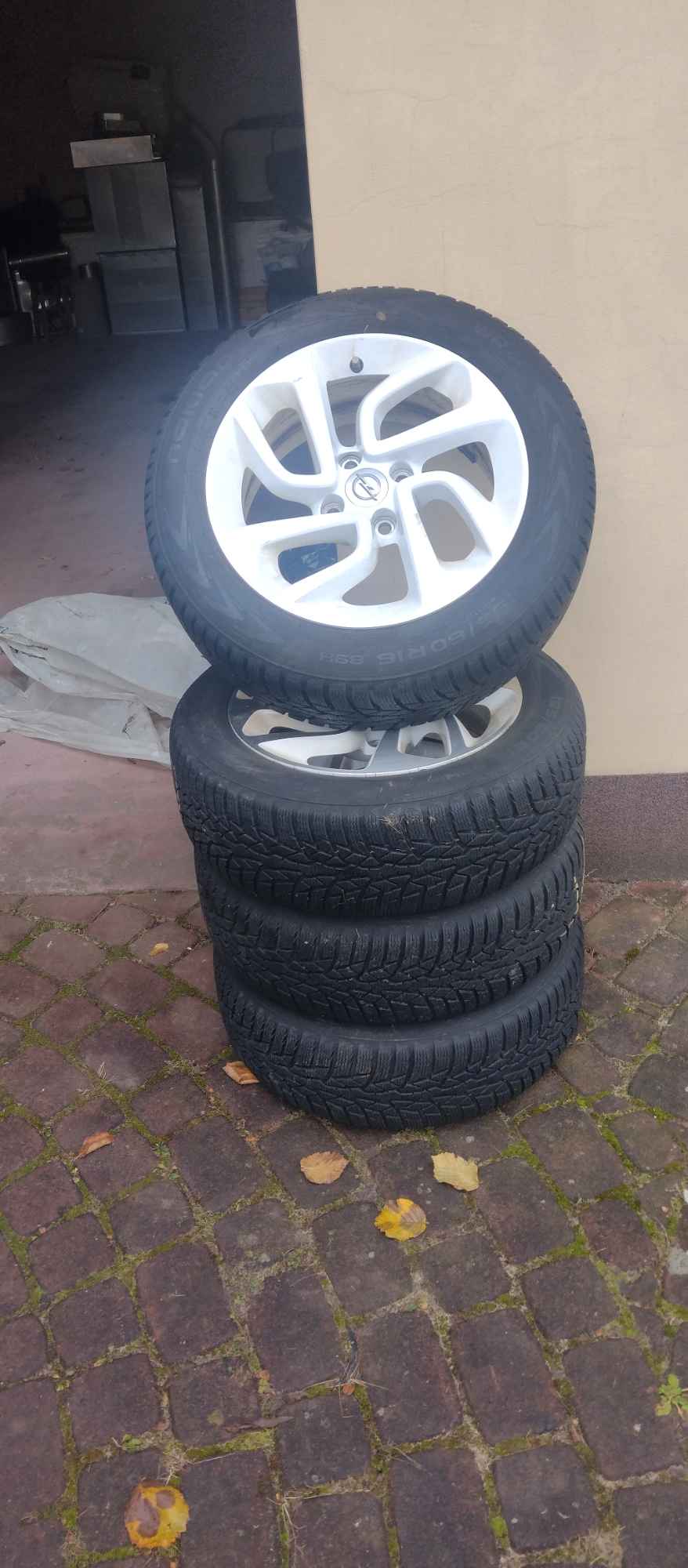 SPRZEDAM KPL. OPON ZIMOWYCH Z FELGAMI ALUMINIOWYMI Janów Lubelski - zdjęcie 1