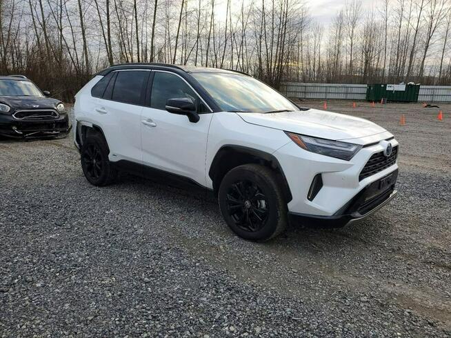 Toyota RAV-4 / HYBRYDA / 4x4 / bogate wyposażenie / niski przebieg / Tarnów - zdjęcie 3
