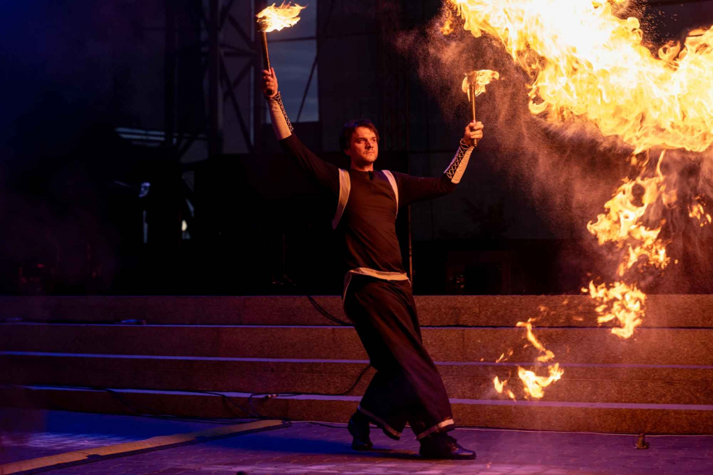 Widowiskowy pokaz fireshow na weselu Podgórze - zdjęcie 2