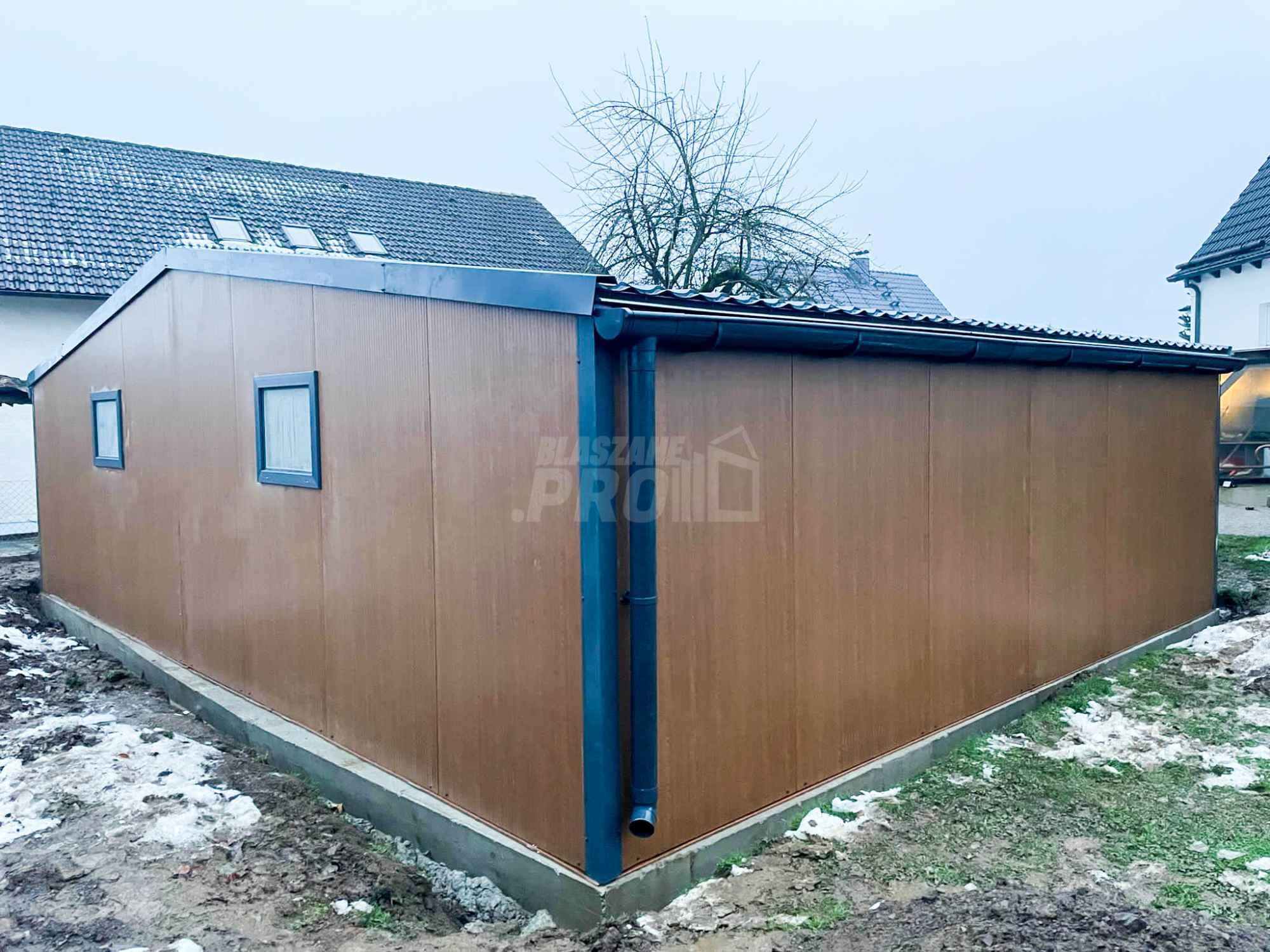 Garaż Ocieplany Płyta Warstwowa 9x6 Brama uchylna 2x okno drzwi GP259 Nysa - zdjęcie 2