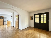 Dom z czytelnym adresem.