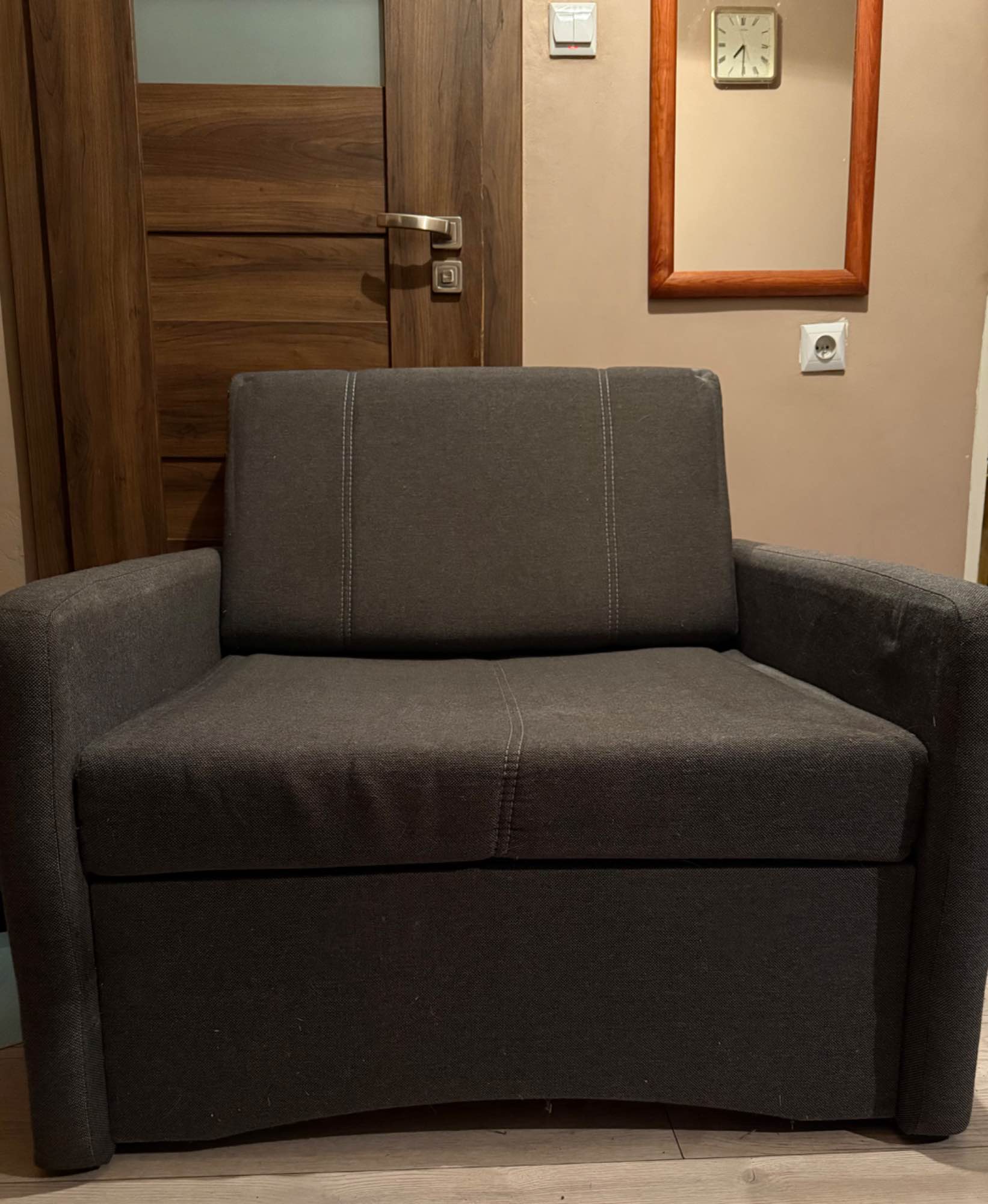 Fotel z funkcją łóżka rozkładanego z pojemnikiem na pościel Busko-Zdrój - zdjęcie 1