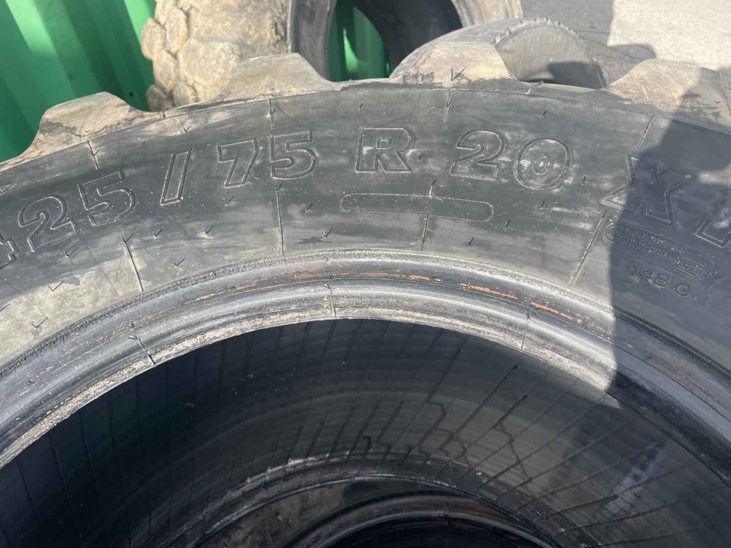 Opony MICHELIN 425/75/20 r xm   nie naprawiane 4 sztuki polecam Katowice - zdjęcie 4