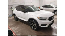Volvo XC 40 AWD / bogata wersja / niski przebieg