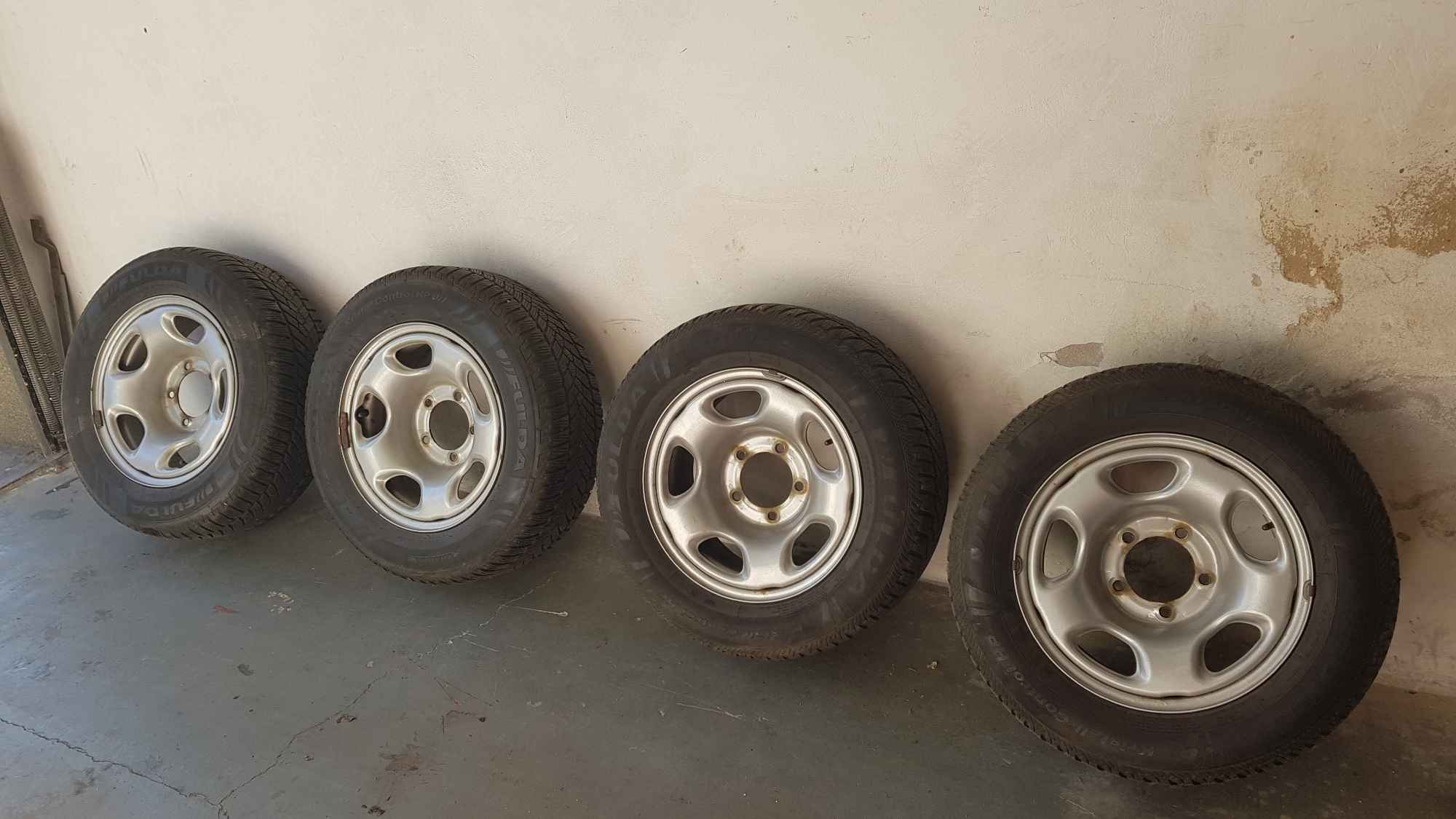 okazyjnie sprzedam opony zimowe do samochodu Bojszowy - zdjęcie 1