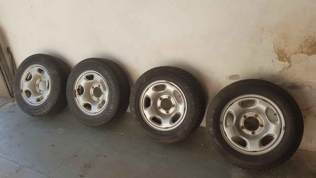 okazyjnie sprzedam opony zimowe do samochodu Bojszowy - zdjęcie 1