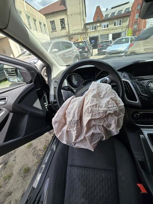 ford focus 2014 po szkodzie uderzony prawy przód Uszkodzony Sosnowiec - zdjęcie 5
