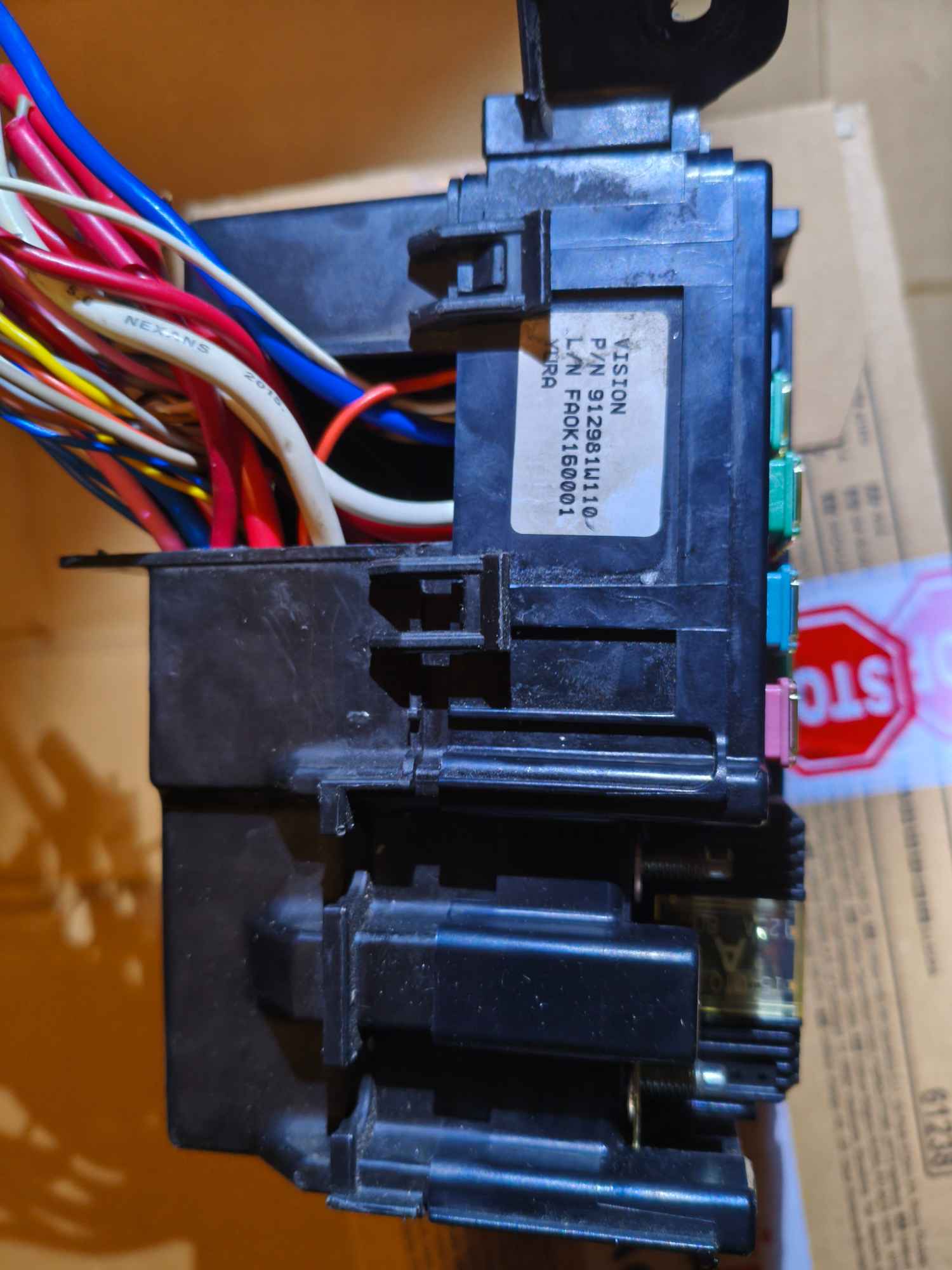 Sprzedam używaną skrzynkę bezpiecznikowa kompletną, Kia Rio 3 Krzywaczka - zdjęcie 2