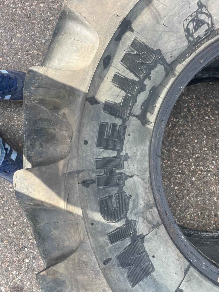 Opony MICHELIN 425/75/20 r xm   nie naprawiane 4 sztuki polecam Katowice - zdjęcie 2