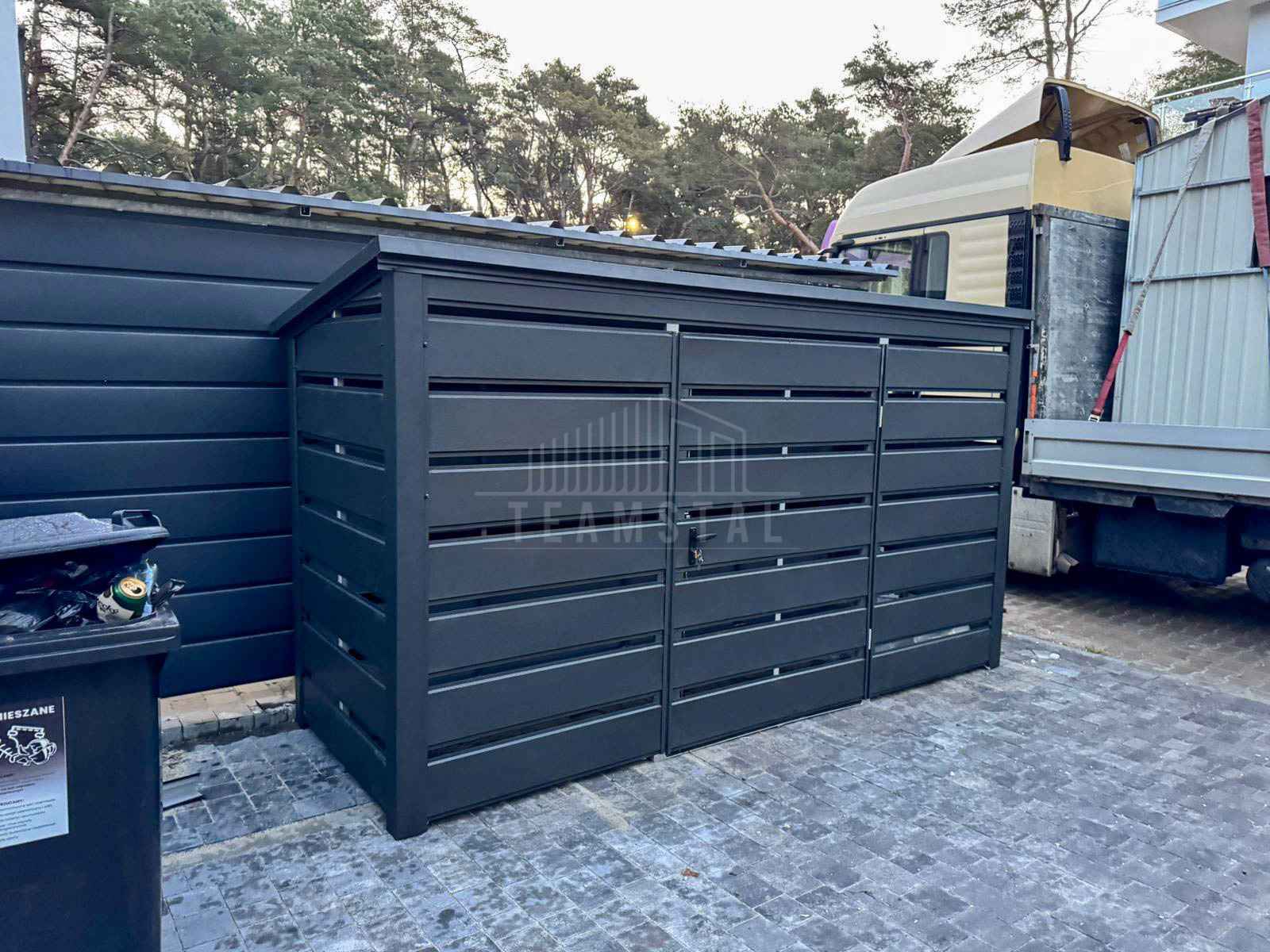 Wiata śmietnikowa - schowek 3x1m - antracyt - dach spad w tył TS1207 Krynica-Zdrój - zdjęcie 2