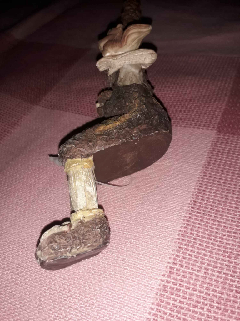 Ludzik z brodą w pozycji siedzącej Bielany - zdjęcie 3