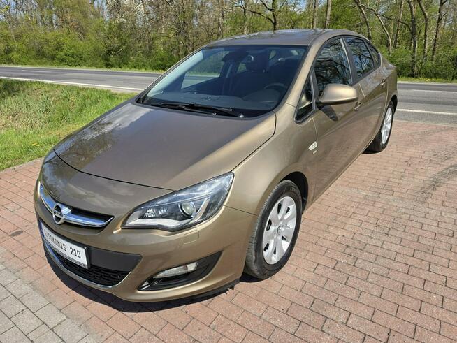 Opel Astra Sedan 1,4 benzynka w pięknym kolorze niski przebieg 117 tys Cielcza - zdjęcie 2