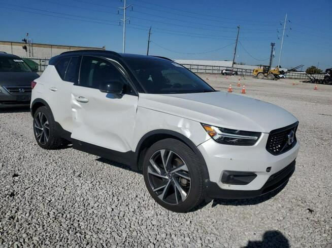 Volvo XC 40 / T5 R-DESIGN / 4x4 / niski przebieg / Tarnów - zdjęcie 1