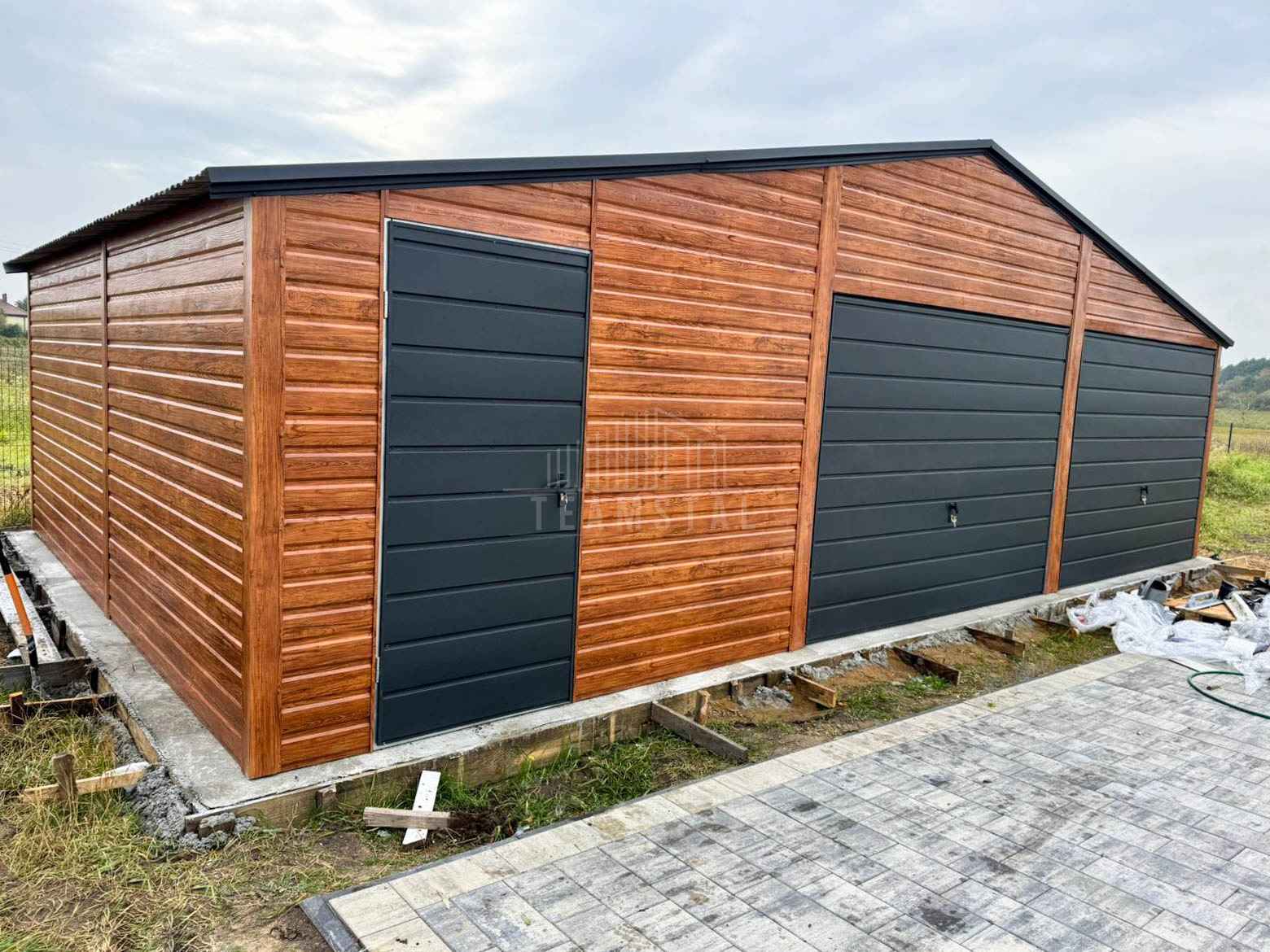 Garaż blaszany 9x6m 2 x brama uchylna drzwi drewnopodobny dach TS1196 Braniewo - zdjęcie 3