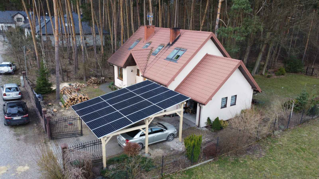 Wiata z dachem z paneli fotowoltaicznych – 9,9 kWp + magazyn 10 kWh Bemowo - zdjęcie 4