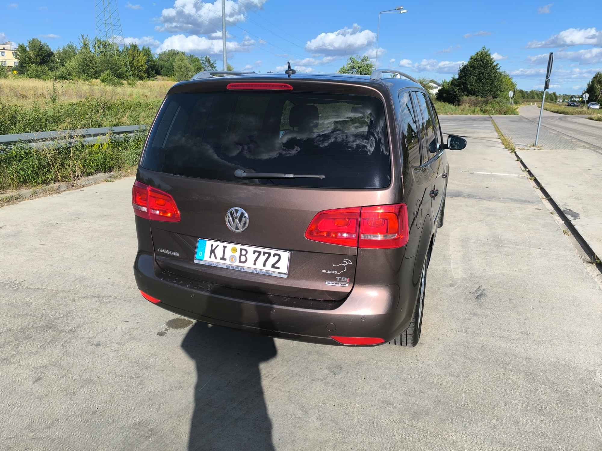 Posiadam na sprzedasz swojego Volkswagena Tourana 1,6 TDI Radom - zdjęcie 2