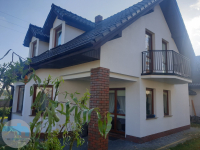 Bliźniak z dużą działką i garażem plus garaż wolnostojący i domek