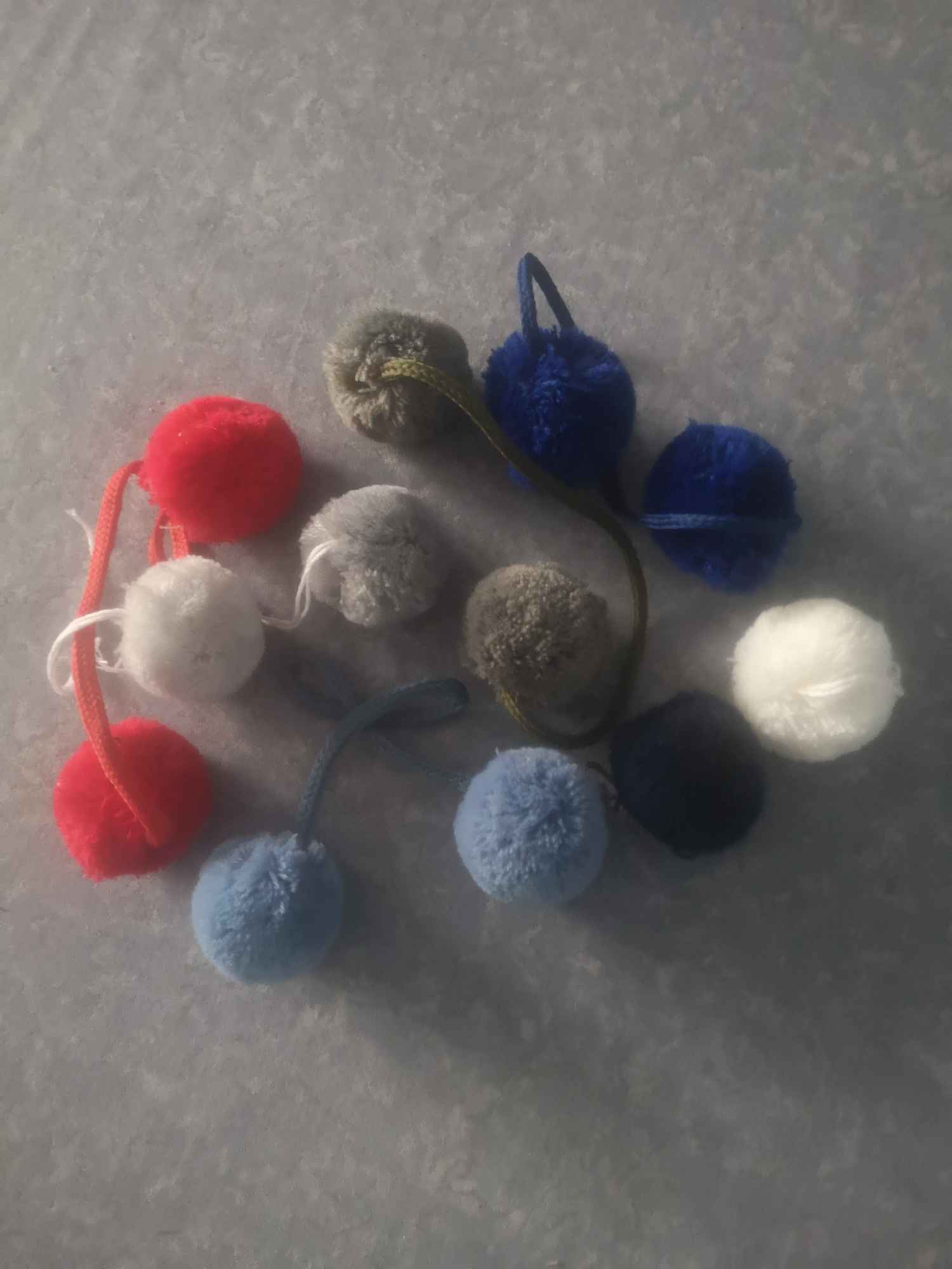 Sprzedam pompony do czapek Wołomin - zdjęcie 1