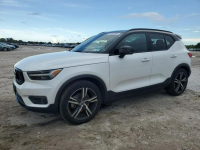 Volvo XC 40 / 2.0 250KM / 4x4 / Bogate wyposażenie /