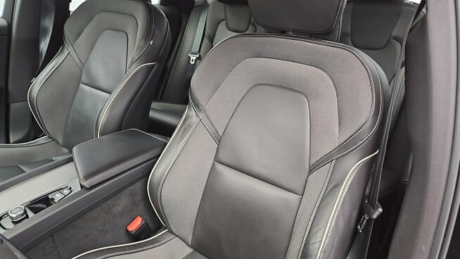 Volvo XC 60 B4 D Plus Dark aut ! Z Polskiego Salonu ! Faktura Vat ! Warszawa - zdjęcie 11