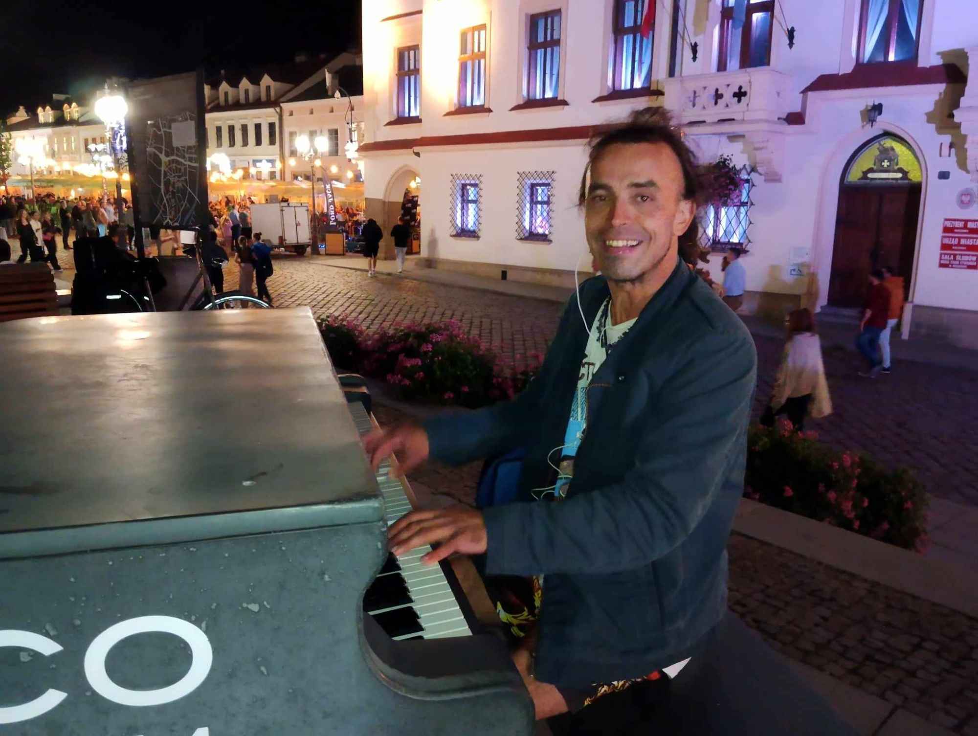 Kamil Wojtun/ Camil Voice musician artist pianist guitarist dancer sho Rzeszów - zdjęcie 1