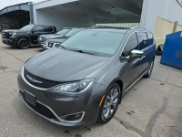 Chrysler Pacifica LIMITED / niski przebieg / mała szkoda