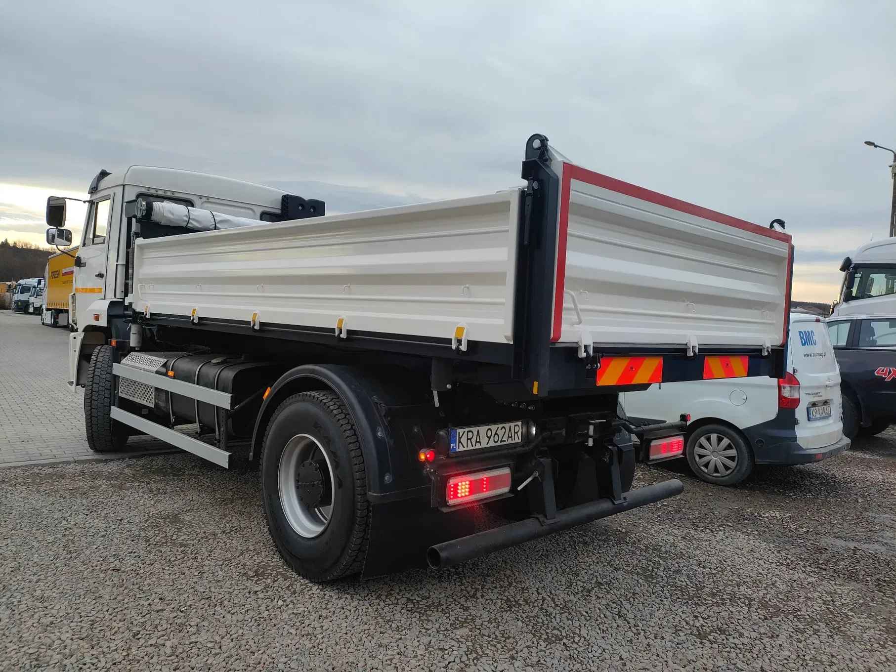 Wywrotka 4x2 Głogoczów - zdjęcie 2