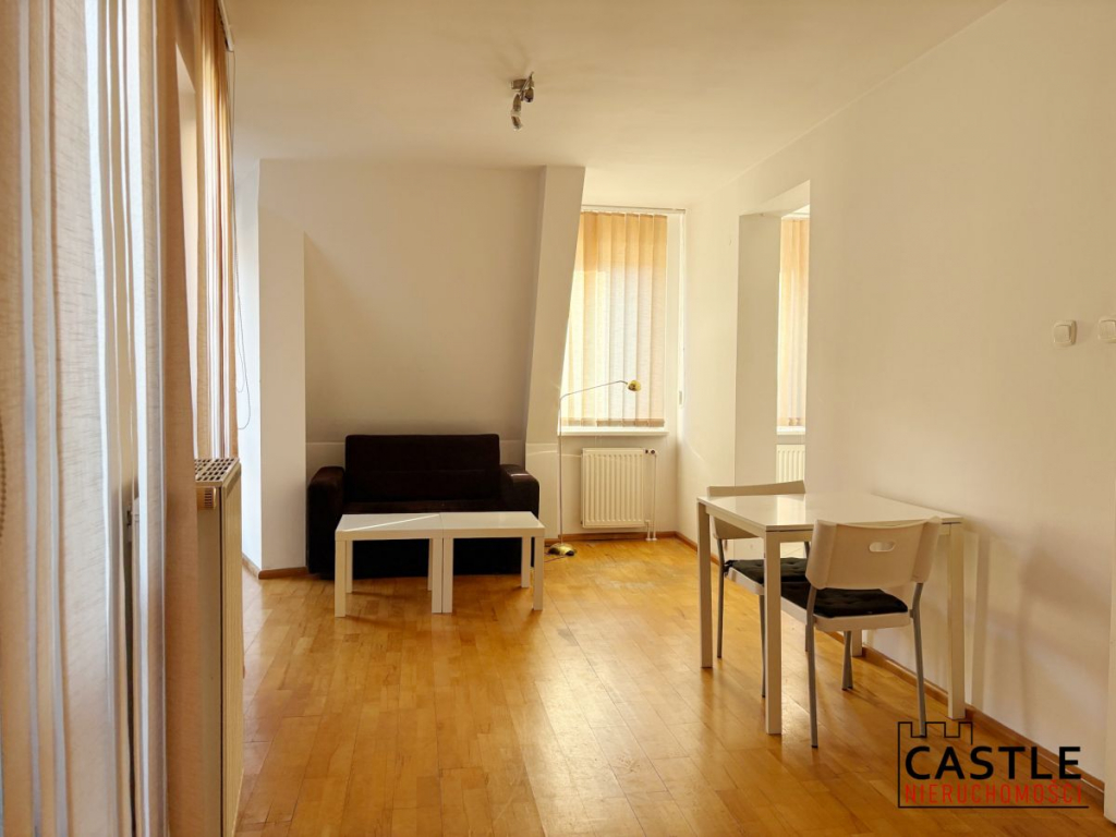 Jasna kawalerka z balkonami na klimatycznej Śródce Poznań - zdjęcie 10