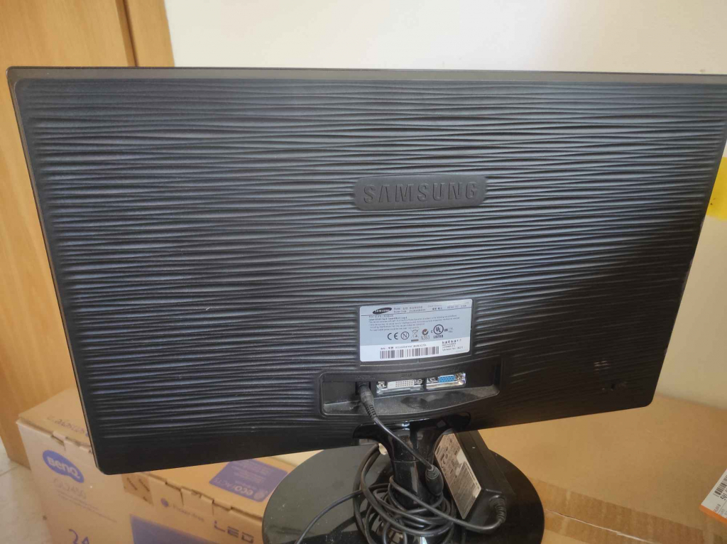 Sprzedam pakiet 10 monitorów 21'' i 19'' Śródmieście - zdjęcie 3