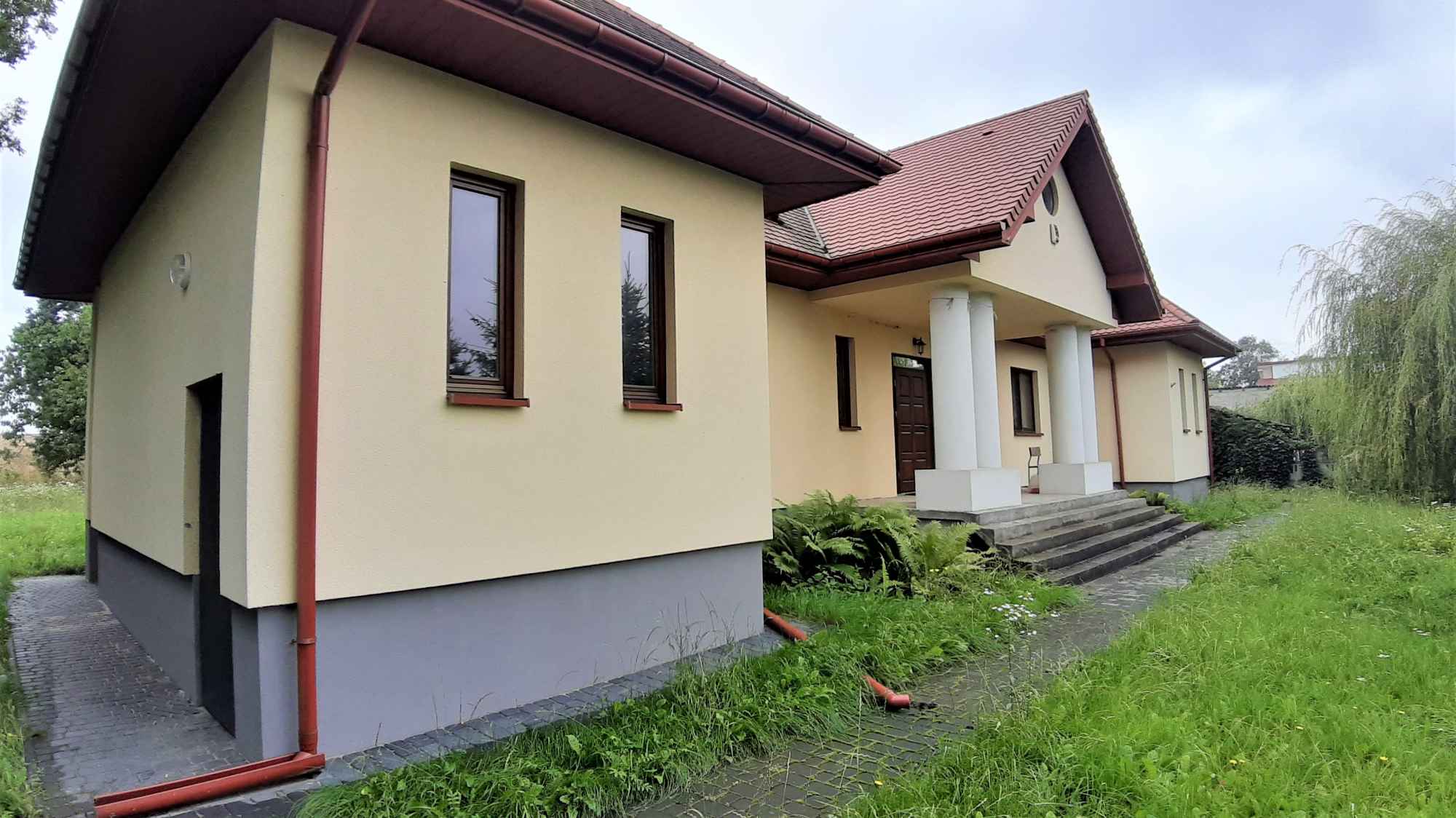 Dom w stylu dworku, z 2012r, na działce 1550 m.kw., a nawet 1,77 ha, Pierzchnianka - zdjęcie 2