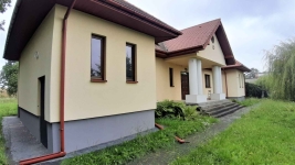 Dom w stylu dworku, z 2012r, na działce 1550 m.kw., a nawet 1,77 ha, Pierzchnianka - zdjęcie 2