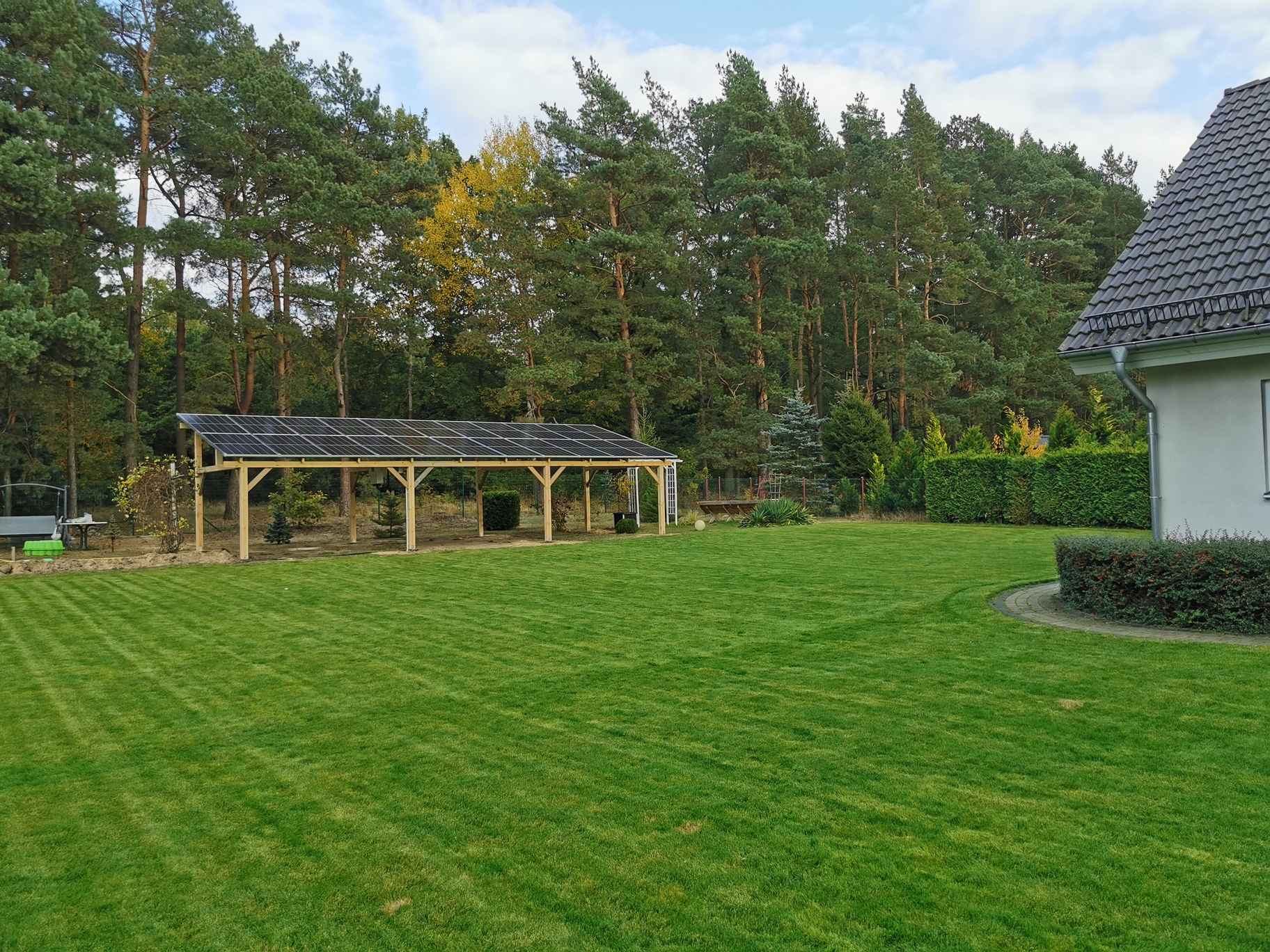 Wiata fotowoltaiczna z magazynem energii – drewno KVH Bemowo - zdjęcie 1