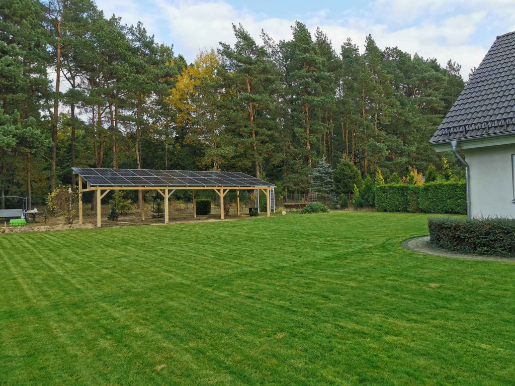 Wiata fotowoltaiczna z magazynem energii – drewno KVH Bemowo - zdjęcie 1