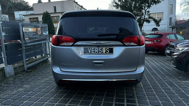Chrysler Pacifica Limited - Doskonały Minivan dla Wymagających Rodzin Gdynia - zdjęcie 5