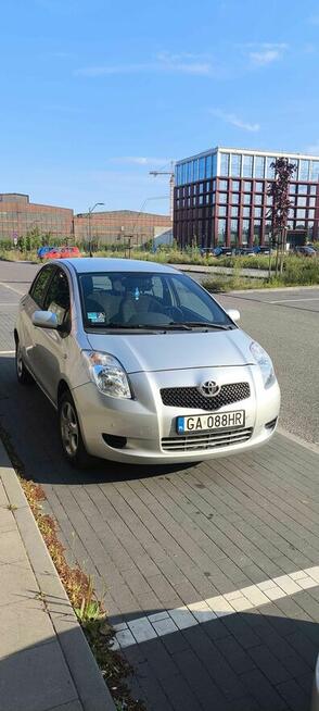 Toyota Yaris srebrny, 4/5 drzwi, hatchback Kmiecin - zdjęcie 3