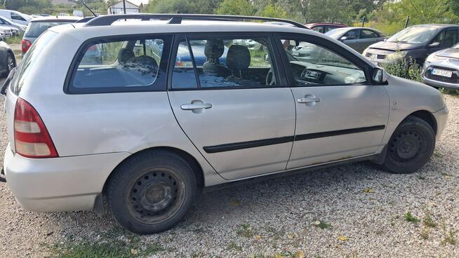 Toyota Corolla 1.4 benzyna z klimą kombi srebrny Tanie Auta Fasty Fasty - zdjęcie 5