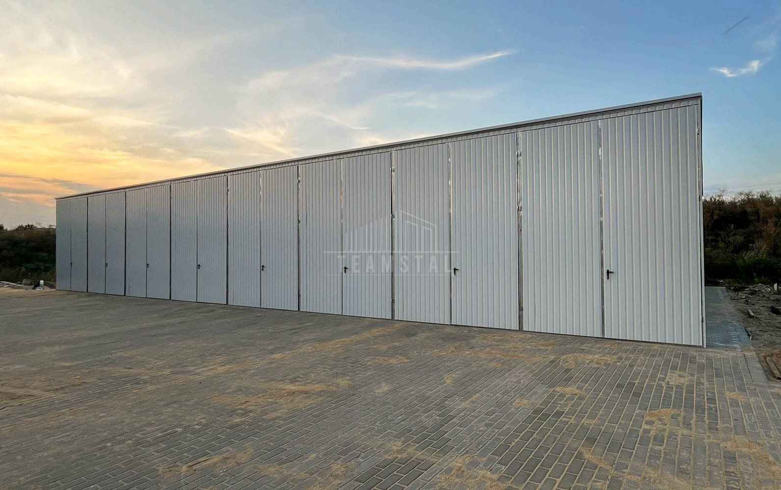 Hala blaszana 24x8m - 8x brama dwuskrzydłowa - biały -  dach TS1180 Kraśnik - zdjęcie 5