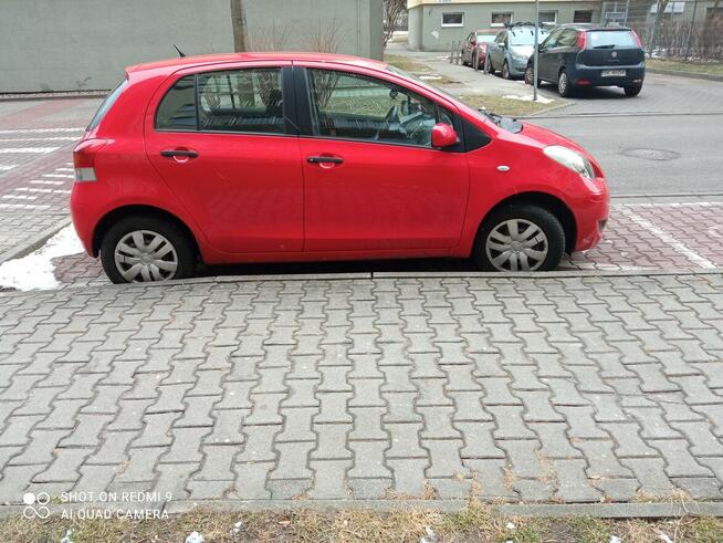 Toyota Yaris II Polski Salon Bezawaryjna ,mały przebieg Katowice - zdjęcie 2