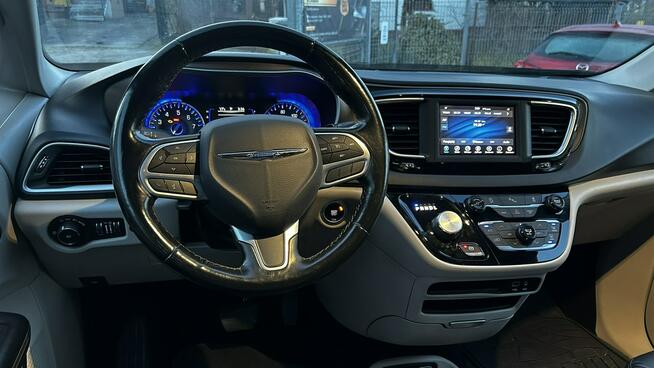 Chrysler Pacifica Limited - Doskonały Minivan dla Wymagających Rodzin Gdynia - zdjęcie 9