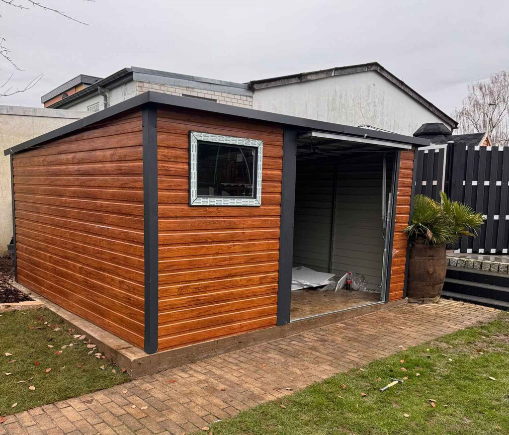 Garaż Blaszany spad na tył 4×4 drewnopodobny PREMIUM, brama uchylna Rycza - zdjęcie 2