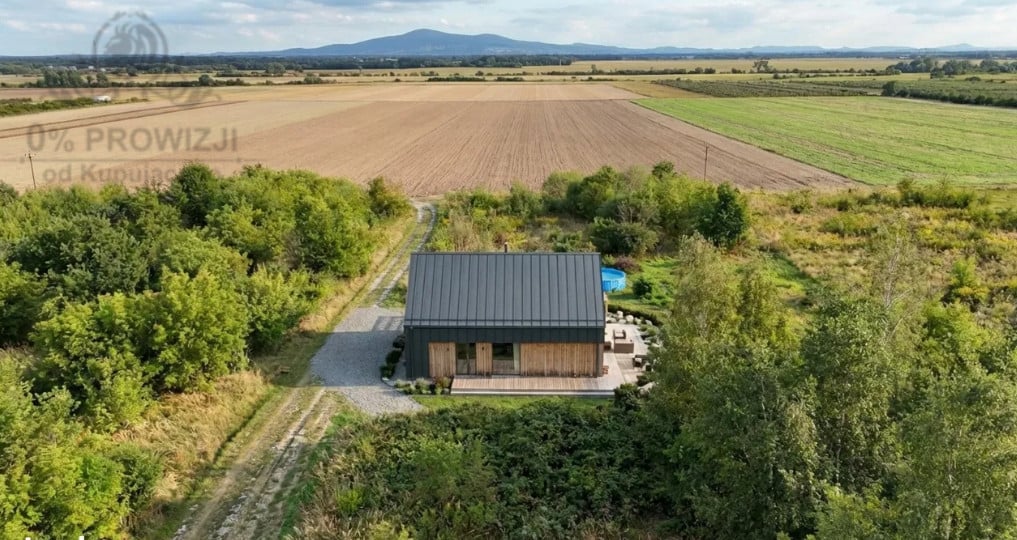 Piekny dom wolnostojący w cichej i zielonej okolicy Lutynia - zdjęcie 4