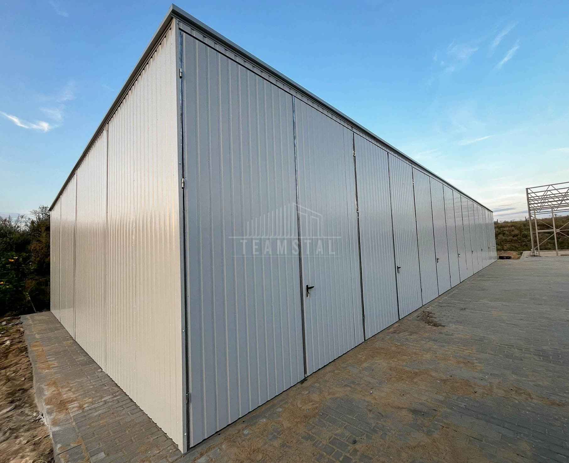Hala blaszana 24x8m - 8x brama dwuskrzydłowa - biały -  dach TS1180 Kraśnik - zdjęcie 6