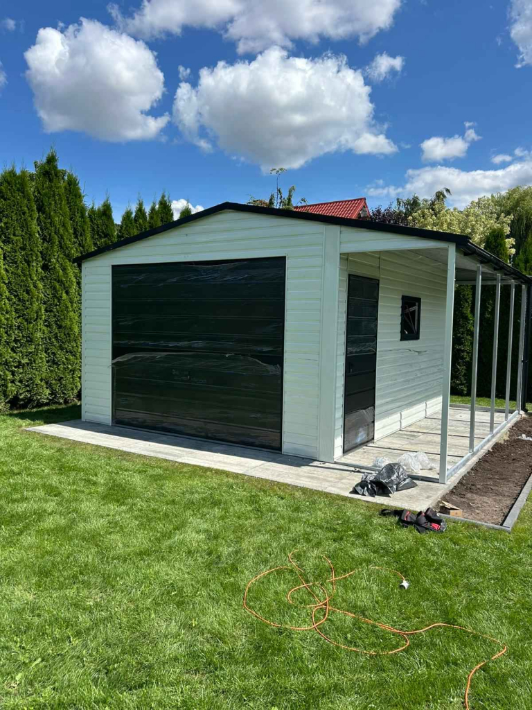 Garaż blaszany z wiatą 5x5 dach dwuspadowy, biały RAL + Ciemny Grafit Płock - zdjęcie 2