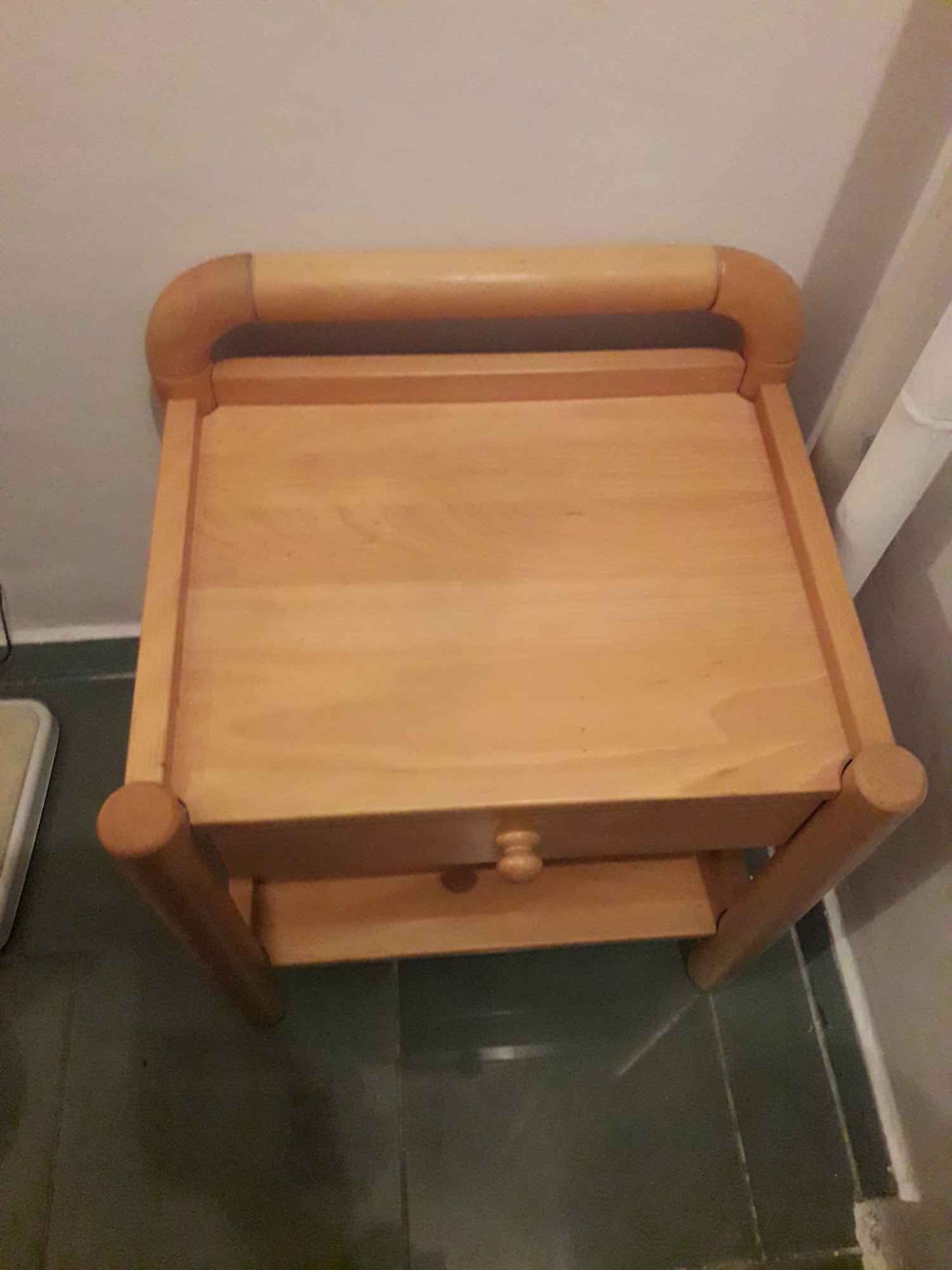 Mały stoliczek drewniany Ursus - zdjęcie 3