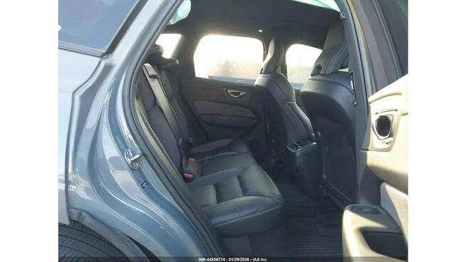 Volvo XC 60 / B5 R-DESIGN / Virtual cockpit / niski przebieg / Tarnów - zdjęcie 12