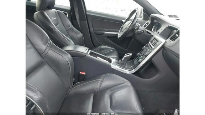 Volvo S60 / 4x4 / Niski przebieg / Tarnów - zdjęcie 10
