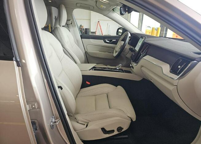 Volvo XC 60 Najwyższa wersja wyposażenia ULTRA / AWD / B5 Cieszyn - zdjęcie 10