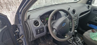 Syndyk sprzeda samochód Ford Fusion