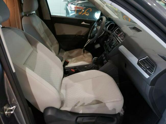 Volkswagen Tiguan 2020, 2.0L, S, po gradobiciu Warszawa - zdjęcie 6