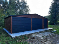 Garaż blaszany 8×5m drewnopodobny, dach dwuspadowy, bramy uchylne